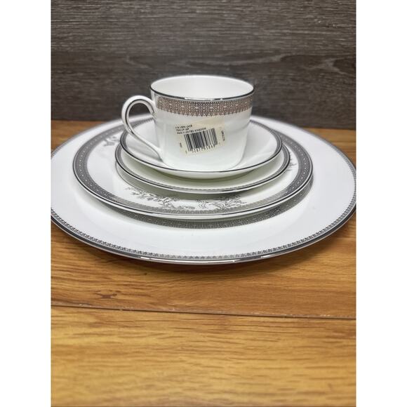 Vera Wang Wedgwood Lace Platinum 5-Piece Place Setting New - Picture 2 of 10